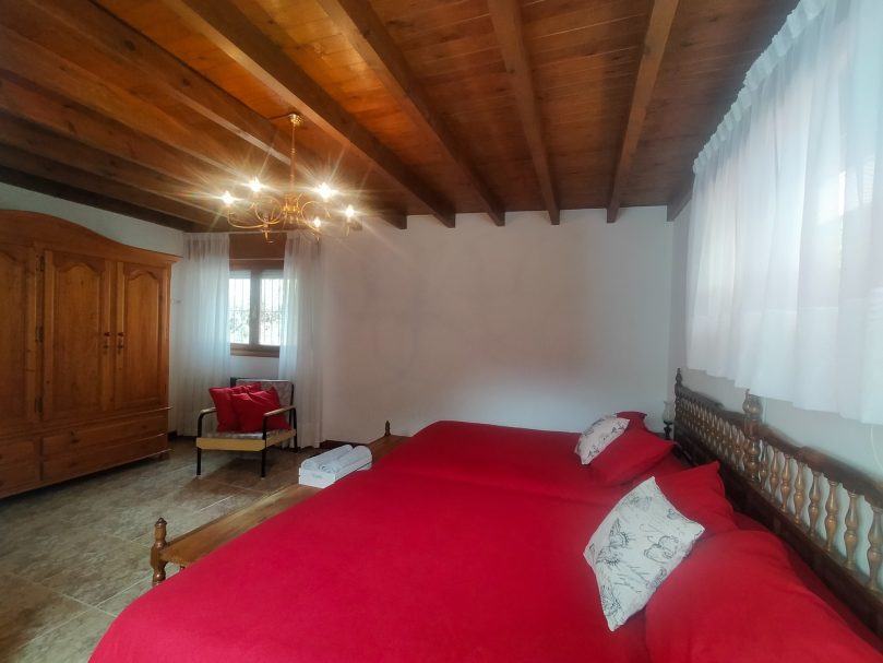 Habitación con dos camas, armario