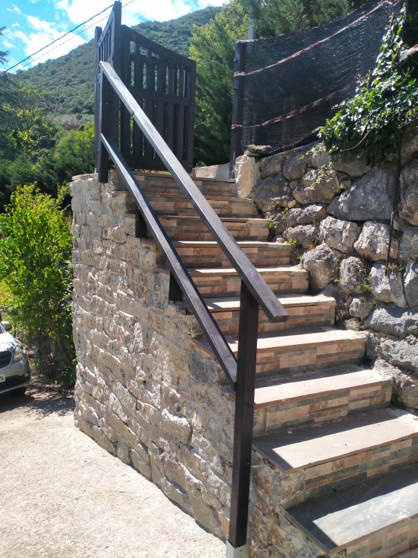 Escaleras de subida al alojamiento.
