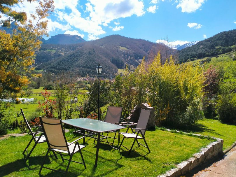 Jardín y aparcamiento privado