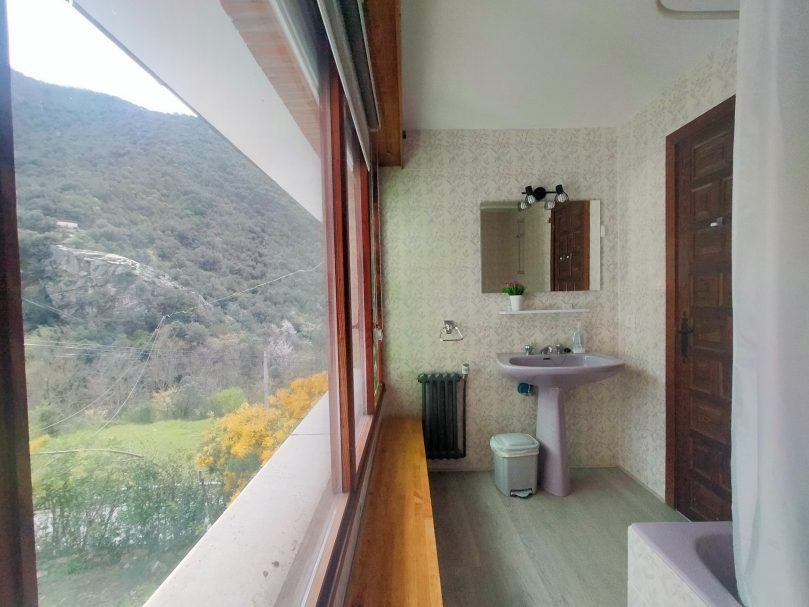 Baño completo con amplio ventanal