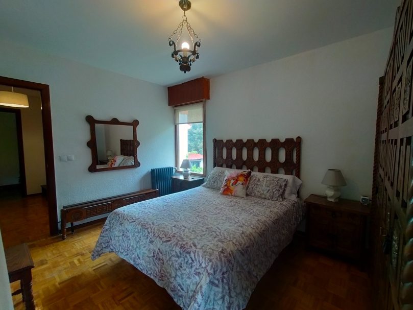 Habitación con recibidor y baño integrado
