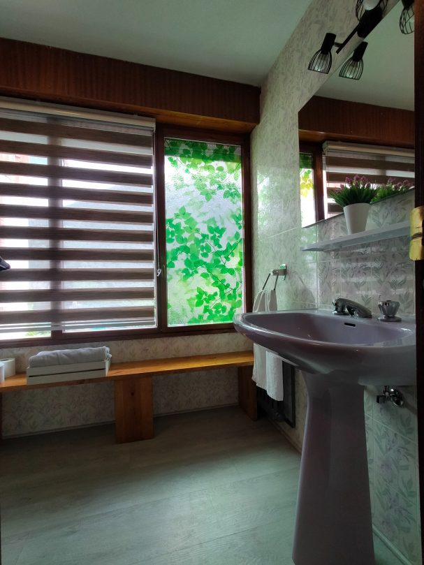 Baño completo con amplio ventanal