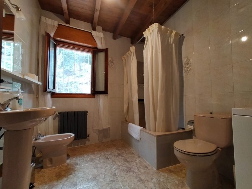Baño completo integrado, con bañera