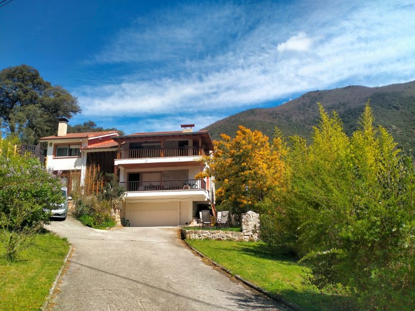 Entrada a nuestra casa y el jardín
